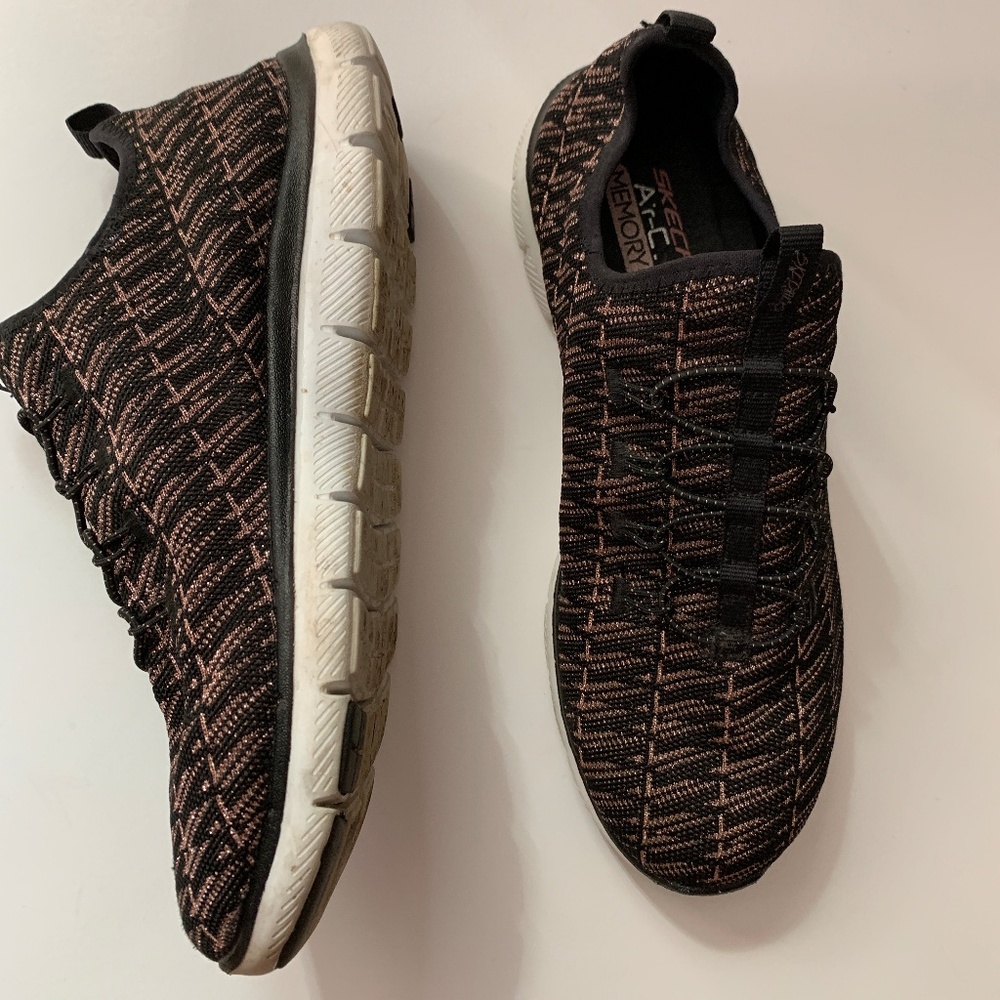 Skechers women rose gold and black 8.5